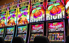 Pengguna menikmati hiburan casino digital dengan fitur lengkap dan layanan prima