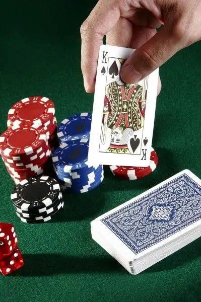 Tim layanan pelanggan profesional melayani permintaan pengguna secara online
